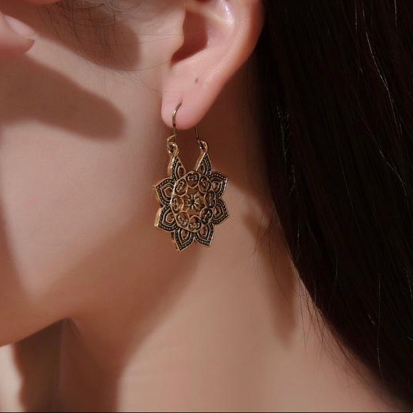 Womens Gold Elegance Dangle Hoop Flower Lotus Bohemian Earrings NWOT - Picture 3 of 4